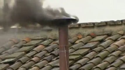   Cónclave: Segunda votación arroja humo negro 