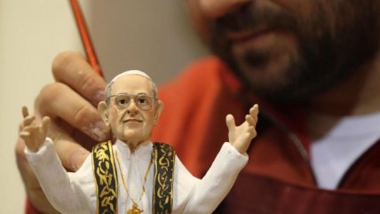   Artista elabora figura del papa Francisco 