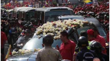   Trasladan el cuerpo de Chávez en medio de extenso operativo 