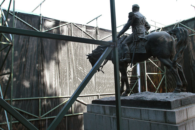 Publicidad cubrió monumento al Presidente Manuel Bulnes en Santiago