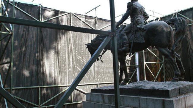 Publicidad cubrió monumento al Presidente Manuel Bulnes en Santiago