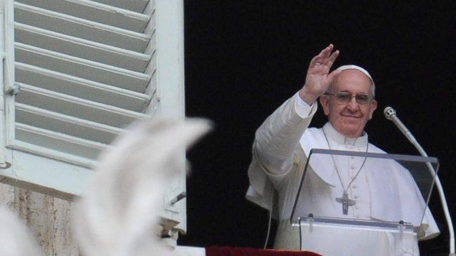 Miles de fieles ovacionan a Francisco en su primer Angelus