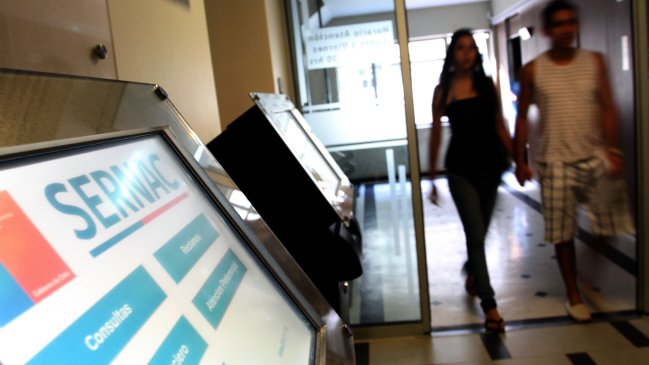 Apoderados del Santiago College acudieron al Sernac por alza en colegiatura