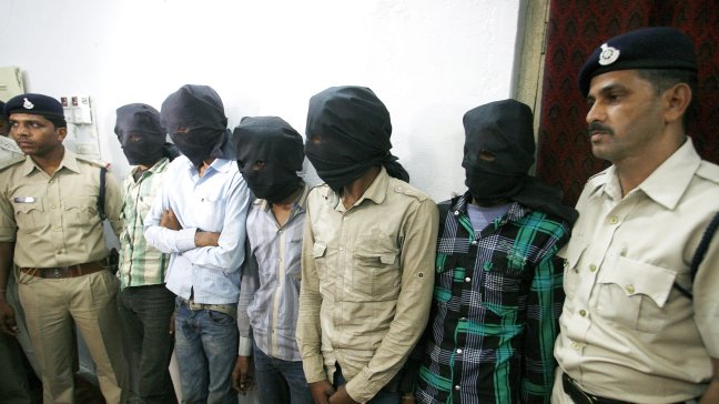 Seis hombres comparecen por la violación en grupo a una turista suiza