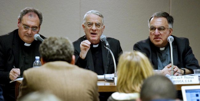 Lombardi confirmó que el informe Vatileaks está ya a disposición del papa