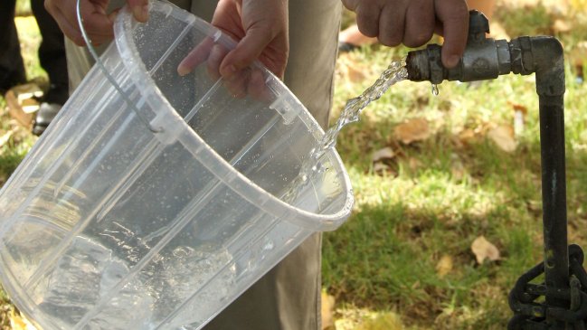 Alcaldesa de Lampa llamó a vecinos a consumir agua tras baja de nivel de arsénico