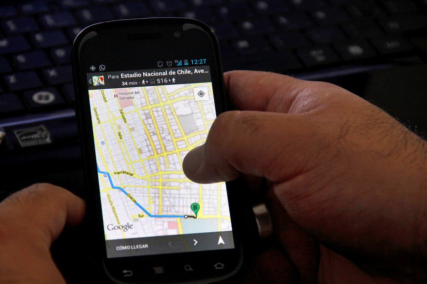 Uso de móviles impulsó alza de conexiones a internet en el último año