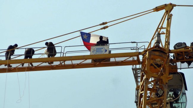 Contratistas de mall en Concepción nuevamente protestan arriba de una grúa