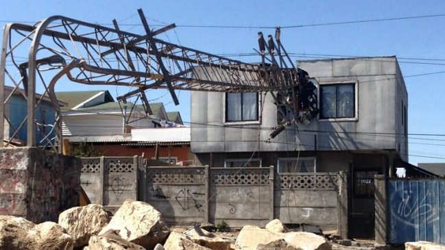 Torre de alta tensión cayó sobre una casa en San Antonio
