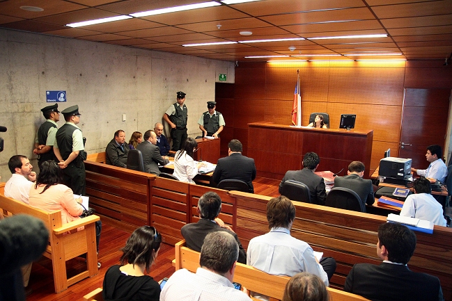 Corte ordenó repetir juicio contra mujer que mató a su pareja que la agredía