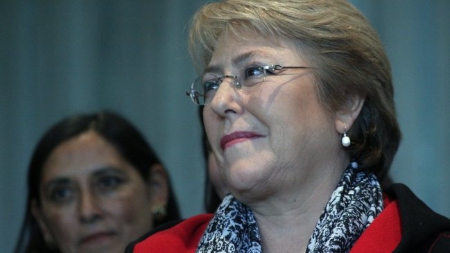 Las versiones encontradas del presunto incidente en retorno de Bachelet