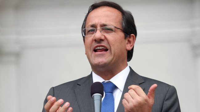 Ex autoridades de educación respaldan acusación contra Beyer