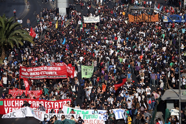 Marcha estudiantil dejó 353 detenidos en Santiago