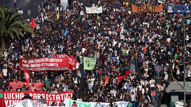 Marcha estudiantil dejó 353 detenidos en Santiago