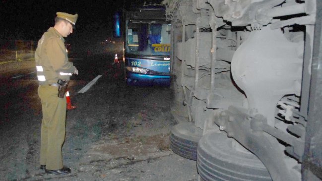 Una persona falleció tras volcarse un bus en Taltal