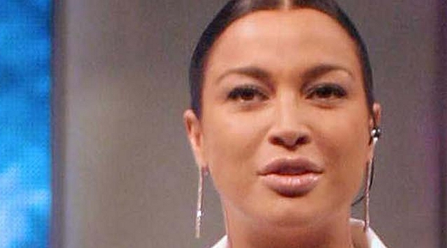 Polémico vestido que Marlen Olivari uso en Viña será subastado