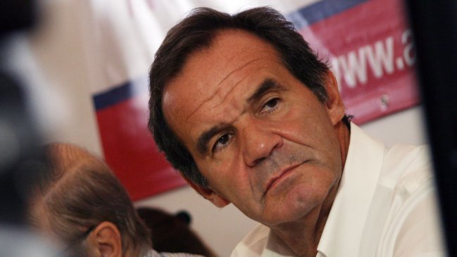 Andrés Allamand criticó postura en educación de Michelle Bachelet