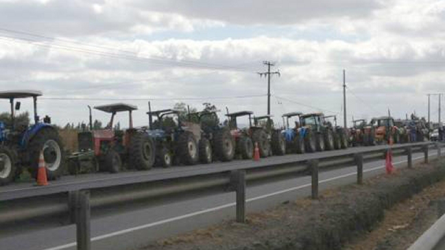 Agricultores del Maule bloquearon Ruta 5 Sur cerca de Linares