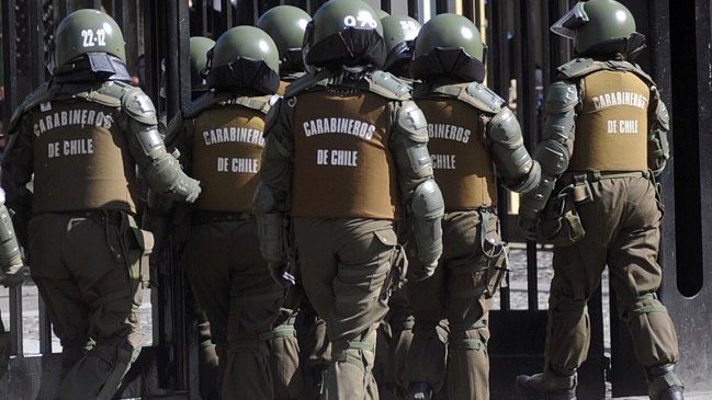 Carabineros desalojó liceo tomado en Ñuñoa