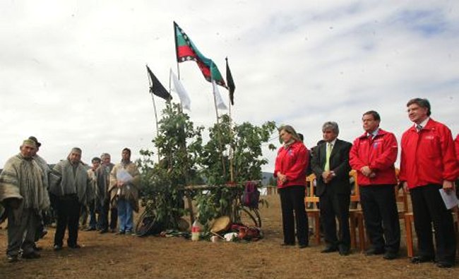 Lonkos de Arauco entregaron petitorio a Joaquín Lavín