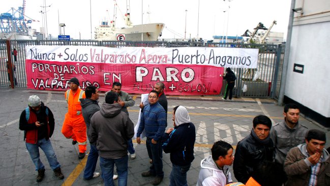 Portuarios de Valparaíso mantienen paralización de las faenas