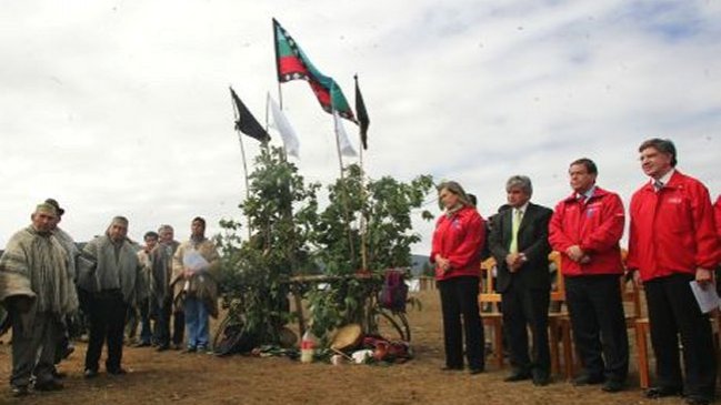Lonkos de Arauco entregaron petitorio a Joaquín Lavín