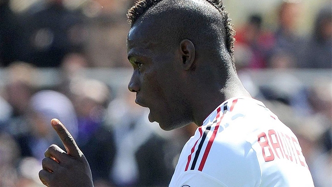 El polémico Mario Balotelli fue soprendido fumando al interior de un tren