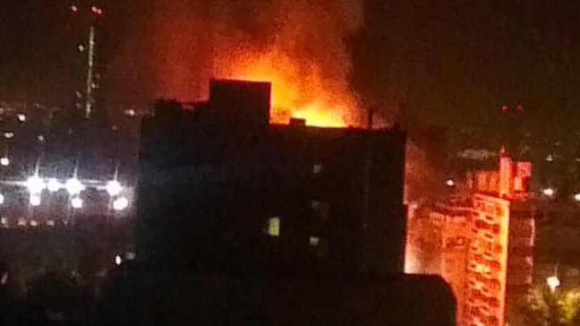 Incendio afecta al edificio de la Confitería Torres en el centro de Santiago