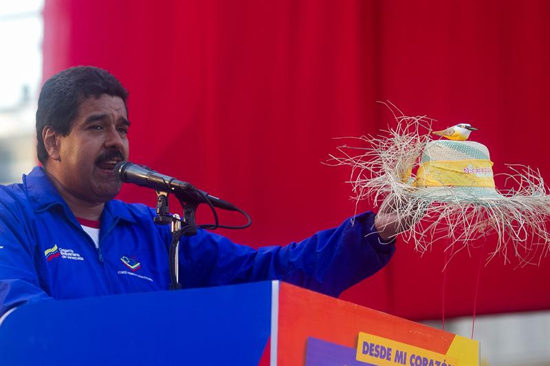 Maduro utilizó un sombrero de paja con un pajarito en un acto de campaña