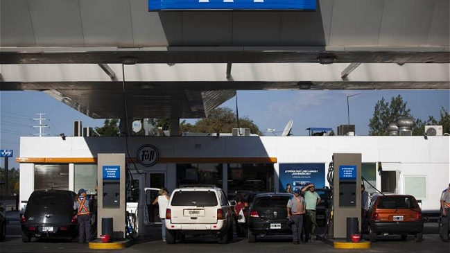 Gobierno argentino congeló precio de los combustibles por seis meses
