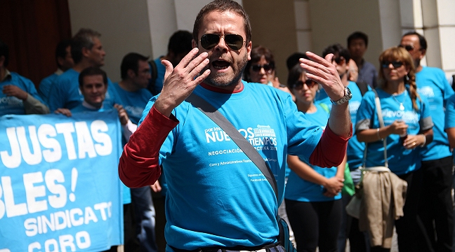 Sindicatos en huelga del Teatro Municipal se tomaron Plaza Italia