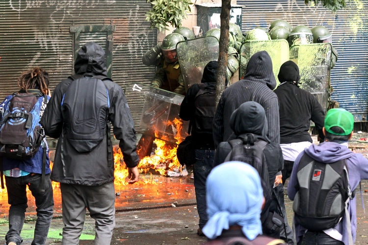 Intendente metropolitano fustigó el actuar de encapuchados en marcha estudiantil