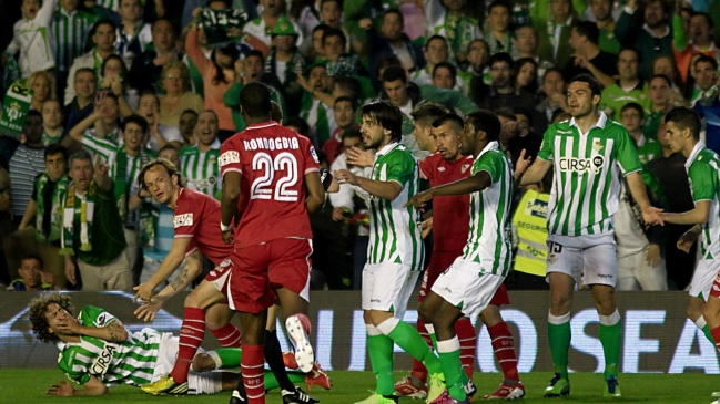 Gary Medel fue expulsado en emocionante clásico entre Betis y Sevilla