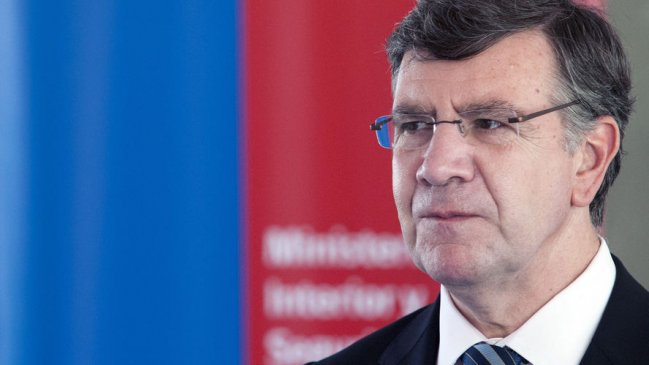 Ministro Lavín lanzó recetario para cocinar con dos mil pesos