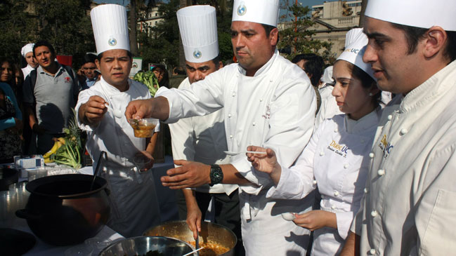 Chefs llamaron a buscar identidad en el Día Nacional de la Cocina Chilena