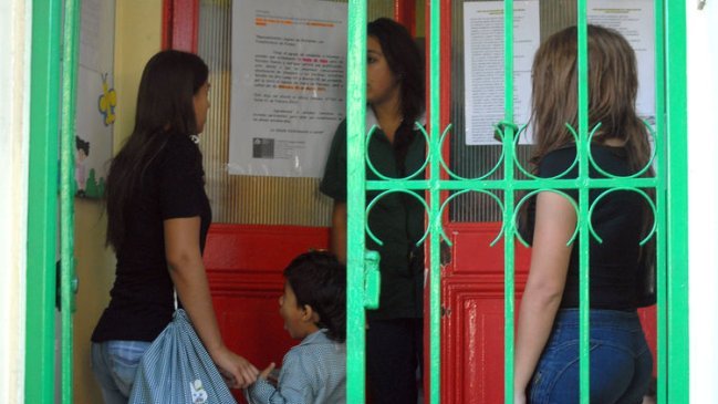 Trabajadores de la Junji realizan paro de advertencia este jueves