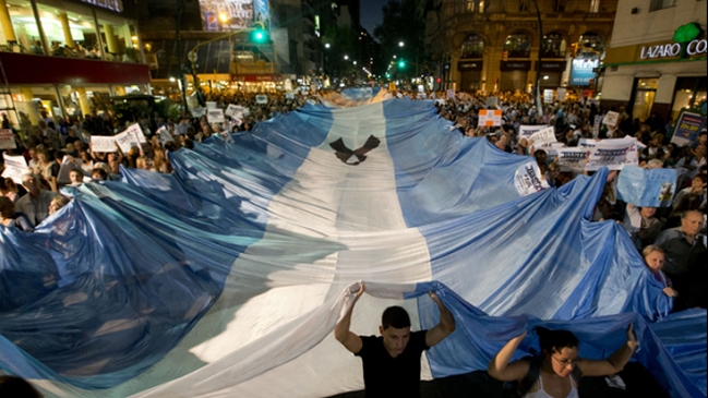 Miles de argentinos protestan contra el gobierno