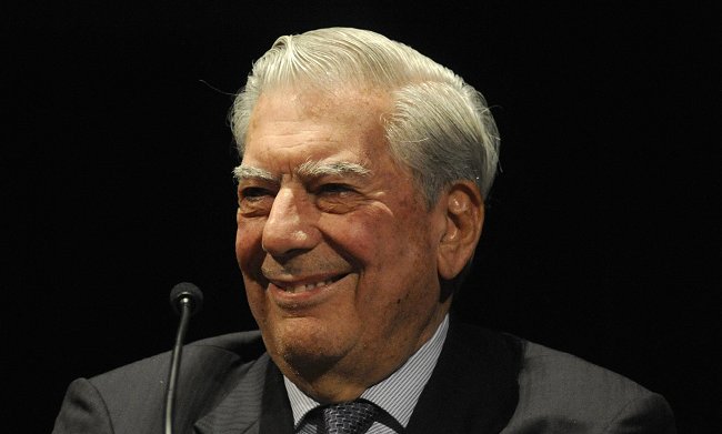 Vargas Llosa: El socialismo del siglo XXI murió con Chávez