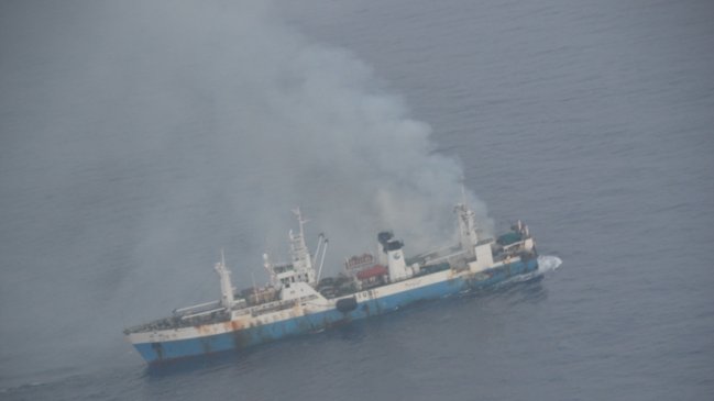 Buque chino sigue en llamas en la Antártica