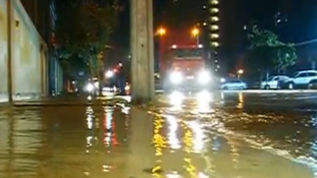 Aguas Andinas afronta rotura de matriz en Ñuñoa