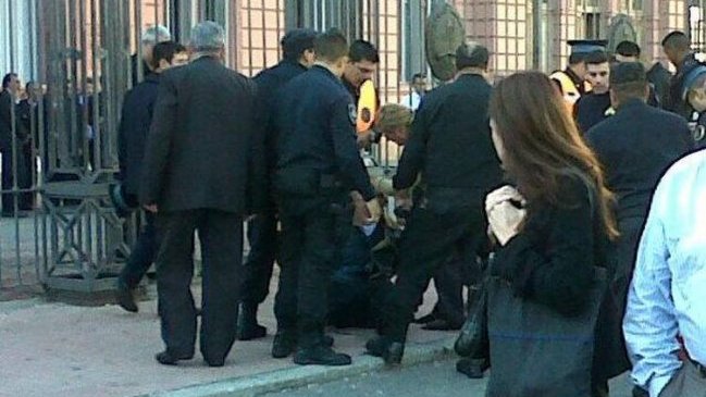 Dos hermanos intentaron quemarse a lo bonzo frente a la Casa Rosada