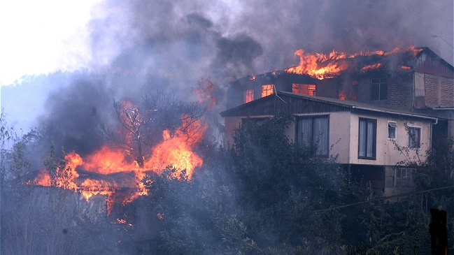 La complicada visita de Piñera a la zona afectada por el incendio en Valparaíso