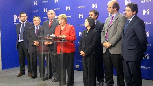 Bachelet presentó equipo que analizará cambios constitucionales