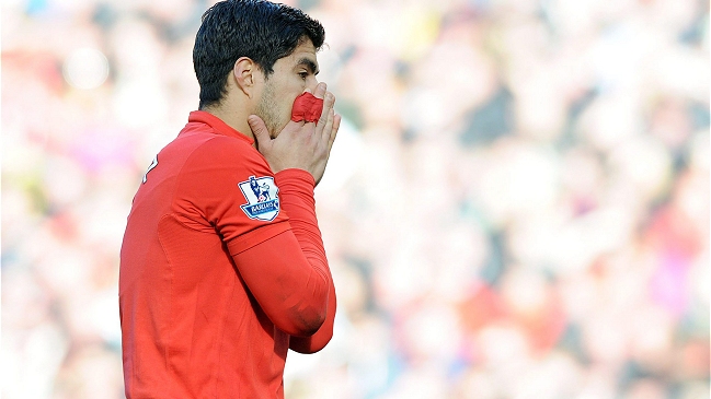 Federación inglesa sancionó a Luis Suárez con 10 partidos por mordisco a rival