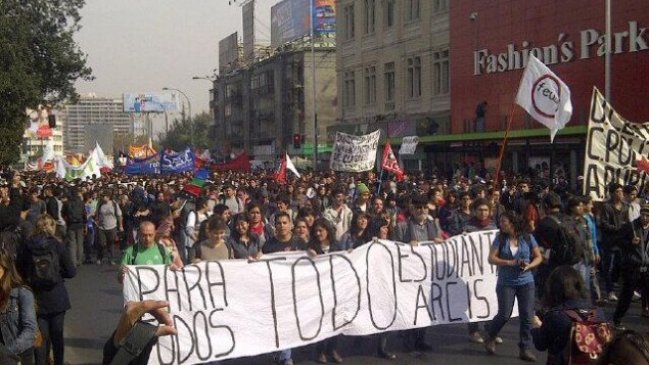 Estudiantes de universidades privadas marchan en la Alameda