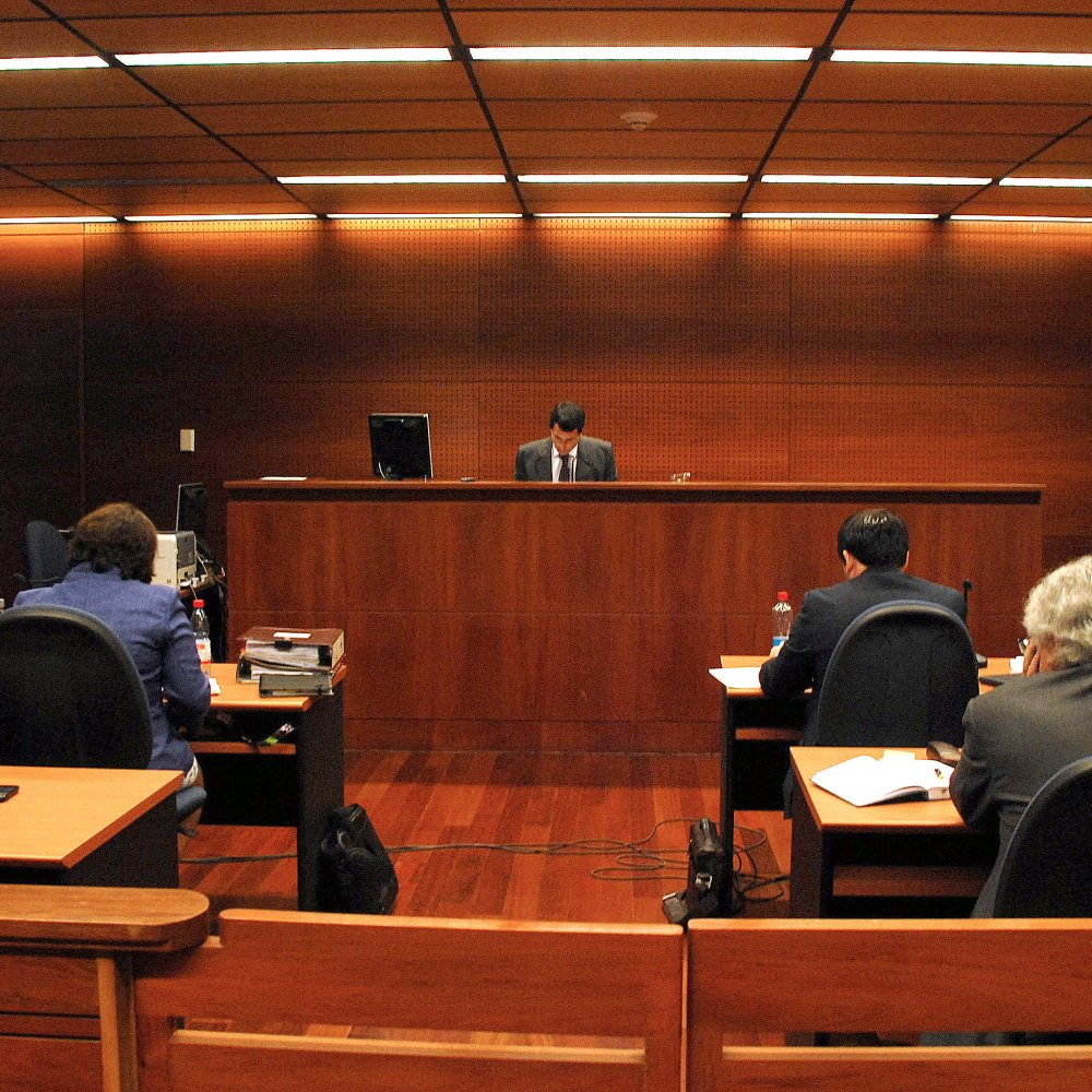 Con firma mensual y arraigo nacional quedó profesor acusado de abuso a menor