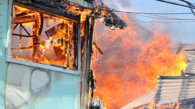 Incendio afecta a casa en Viña del Mar