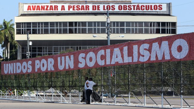 Raúl Castro preside el desfile por el 1 de mayo en La Habana