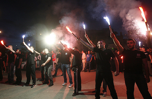 Grecia: Diputado neonazi golpeó a una niña de 12 años