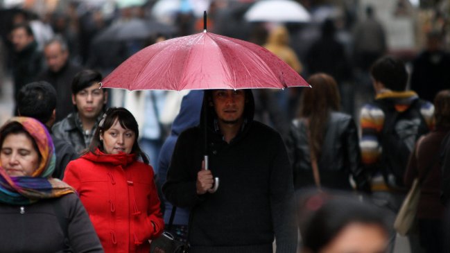 Lluvias y fuertes vientos causaron cortes de energía en Santiago